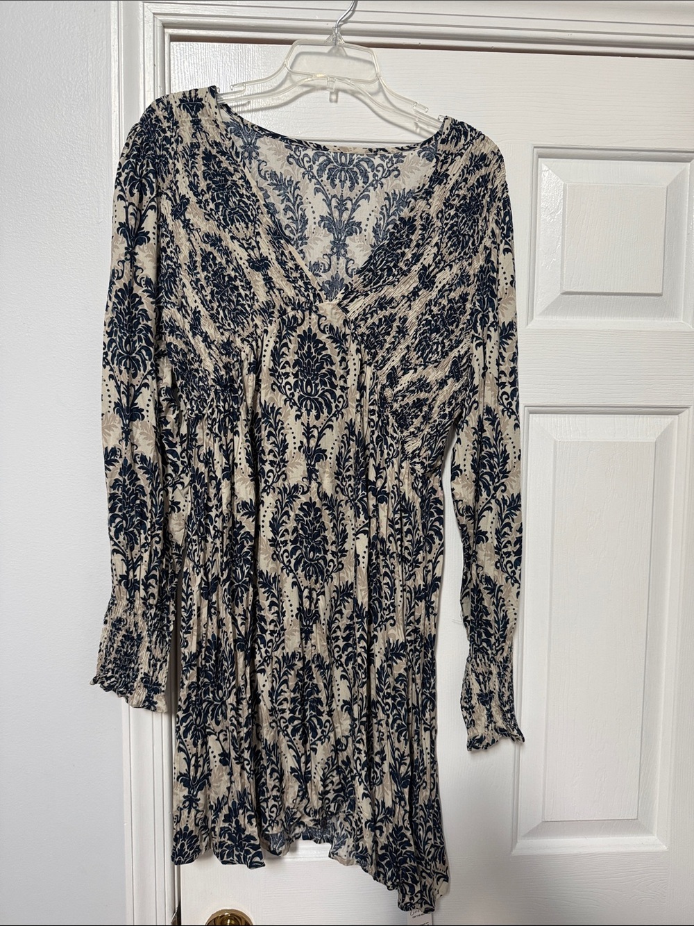 Cupshe Black Damask Print Long Sleeve V-Neck Tunic Dress on Cream